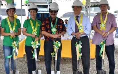 <p><strong>GROUNDBREAKING.</strong> Bacolod City Mayor Evelio Leonardia (center), with (from left) Morning Glow Development Corp. sales and marketing director Marie Angelica Chan, managing director Elizabeth Ann Chan-Parpan, president Jose Mari Chan, and Binalbagan-Isabela Sugar Company manager Alfonso Chiu, during the groundbreaking ceremony of the seven-hectare Villa Florencia Subdivision in Barangay Mansilingan on Monday (July 8, 2019). Chan noted the thriving business climate in Bacolod that is drawing more investors. <em>(Photo courtesy of Bacolod City PIO)</em></p>