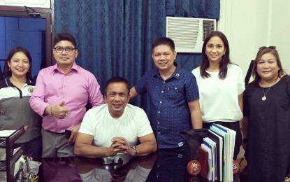 <p><strong>NEGROS ART TILT.</strong> Negros Oriental Governor Roel Degamo (seated), poses with (from left to right) Provincial Tourism Officer Myla Mae Abellana; Dr. Salustiano Jimenez, DepEd Central Visayas regional director; Dr. Adolf Aguilar, Assistant Provincial Schools Superintendent; Anne Tiongco, Corporate Communications head of Victorias Milling Company; and Mate Espina, event coordinator of the VMC Art Contest, during a recent courtesy call on the provincial chief executive at the Provincial Capitol. VMC expects more participants to the art contest from Negros Oriental this year.<em> (Photo courtesy of Negros Oriental Capitol)</em></p>