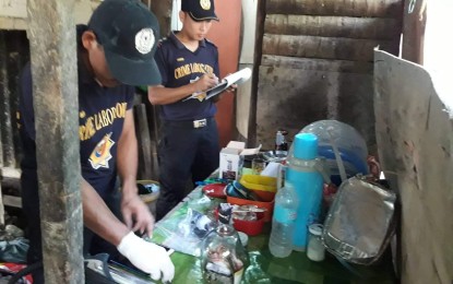 <p><strong>SEIZED EVIDENCE.</strong> Scene of the Crime Operatives (SOCO) conduct inventory on the items recovered from the crime scene where a drug suspect died and a patrolman was wounded in an early dawn operation Wednesday (July 10), Manticao town, Misamis Oriental.<em> (Photo by Divina M. Suson)</em></p>