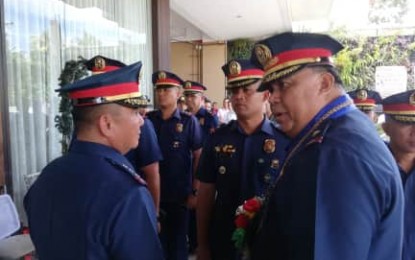 <p><strong>MEETING WITH THE GENERAL.</strong> Police Brig. Gen. Debold Sinas (right), the regional police director of Central Visayas, meets with the different police chiefs of Negros Oriental under the leadership of provincial police director Col. Raul Tacaca (left). The Police Regional Office 7 held a regional command conference in Dumaguete on Friday (July 12, 2019). <em>(Photo by Judy Flores Partlow)</em></p>