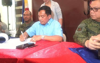 <p><strong>LOCALIZED PEACE EFFORT.</strong> Davao del Norte Governor Edwin Juhabib signs the Executive Order No. 2 creating the Task Force Davao del Norte Monday afternoon, where he also unveiled the Davao del Norte Local Peace Engagement Framework that seeks address the communist insurgency problem in the local front. <em>(Photo by Che Palicte)</em></p>