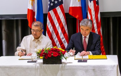 <p>Science and Technology Secretary Fortunato dela Peña (left) and US Ambassador to the Philippines Sung Kim (right) sign an agreement on scientific and technological cooperation at the close of the 8th Bilateral Strategic Dialogue (BSD) of Washington and Manila.<em> (Photo courtesy of US Embassy in Manila)</em></p>