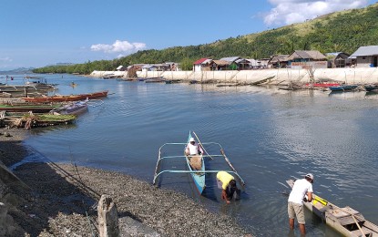 <p><strong>NO LIVELIHOOD FOR FISHERS.</strong> The area in Jiabong Samar, where traders come to buy green mussels. The coastal town has been losing millions of pesos as red tide infestation compelled authorities to impose a shellfish ban, affecting the livelihood of over a thousand fishermen. <em>(PNA photo by Sarwell Meniano)</em></p>