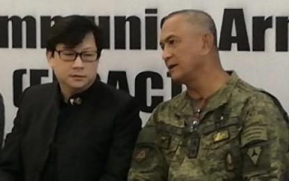 <p><strong>INSURGENCY-FREE VOW.</strong> Secretary Michael Lloyd Dino, the designated Cabinet Officer for Regional Development and Security (CORDS) in Central Visayas, confides with Maj. Gen. Dinoh Dolina, commander of the 3rd Infantry (Spearhed) Division, during the Regional Convergence Workshop on the National Plan to End Local Communist Armed Conflict, at the Oakridge Pavillion on Thursday (July 18, 2019). Dino vowed to have an insurgency-free Central Visayas by 2021. <em>(PNA photo by John Rey Saavedra)</em></p>
