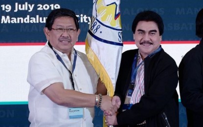 <p><strong>POSTPONED.</strong> Bacolod City Mayor Evelio Leonardia (right), national president of the League of Cities of the Philippines (LCP), has indefinitely postponed its National Executive Board meeting in Manila on Wednesday (Jan. 15, 2020) due to Sunday's explosion of Taal Volcano. Some 80 city mayors were supposed to attend the meeting at the Sofitel Philippine Plaza Manila. <em>(File photo)</em></p>