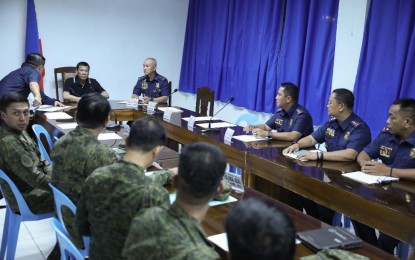 <p><strong>P1M REWARD</strong>. President Rodrigo Roa Duterte presides over a command conference with the officers of the Armed Forces of the Philippines and Philippine National Police during his visit to Camp Lt. Col. Francisco C. Fernandez Jr. in Sibulan, Negros Oriental on Saturday (July 20, 2019). Duterte also visited the wake of four police personnel killed in an ambush in Sitio Yamot, Barangay Mabato in Ayungon town, Negros Oriental on July 18. The President offered PHP1 million reward for the capture of the perpetrators. <em>(Ace Morandante/Presidential Photo)</em></p>