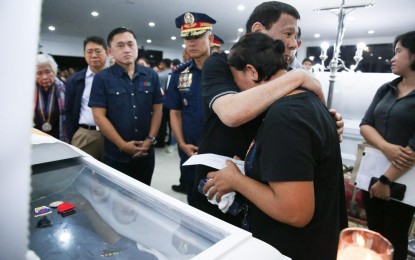 <p><strong>IN SYMPATHY.</strong> President Rodrigo Duterte condoles with the family of one of the slain police officers in Negros Oriental on Saturday (July 20, 2019). With the President are (from left) Education Secretary Leonor Briones, Interior and Local Government Secretary Eduardo Año, Senator Christopher Lawrence "Bong" Go, and Philippine National Police chief General Oscar Albayalde. <em>(Albert Alcain/Presidential Photo)</em></p>