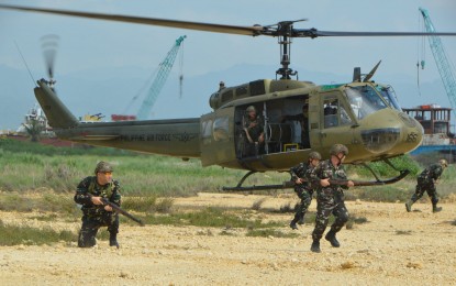 <p><strong>AIR-TO-GROUND DRILLS.</strong> Reservist Cpl. Cesar Conde (left), designated radioman of the "Stick 2", performs the perimeter security formation along with other reservists who executed the parachute landing fall from the UH-1D helicopter during the air-to-ground field training exercises at a vacant lot in Barangay Paknaan, Mandaue City on Sunday (July 21, 2019). Around 150 reservists from the Philippine Army and Philippine Air Force joined the Air-to-Ground Operations Seminar training organized by PAF's 5th Air Force Reserve Center based in Mactan Benito Ebuen Air Base on Mactan Island, Cebu. <em>(Photo courtesy of Lt. Col. Tiburcio Adrian Umbac)</em></p>