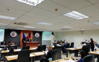 <p><strong>DENGUE OUTBREAK. </strong>Councilor Allan Zaldivar reveals that hospitals based in Iloilo city committed to “extend their bed capacities” to accommodate dengue patients in a privilege speech during the regular session of the Sangguniang Panlungsod on Tuesday (July 23, 2019). A dengue outbreak was declared in Iloilo City due to the rise in number of dengue cases. <em>(PNA photo by Perla Lena)</em></p>