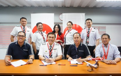 <p><strong>BECOME A PILOT FOR FREE. </strong>AirAsia Philippines CEO Dexter Comendador <em>(2nd from left)</em> and Omni president Steven Virata<em> (2nd from right)</em> sign their partnership for the Cadet Pilot Program on Wednesday, July 24, at the carrier's office in Pasay City. The partnership will allow deserving but not financially capable candidates to become pilots. <em>(Photo courtesy of AirAsia)</em></p>