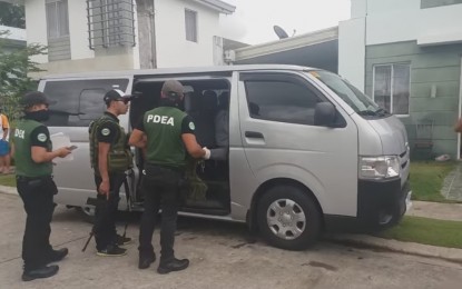 <p><strong>DRUG SEARCH.</strong> Agents of the Philippine Drug Enforcement Agency outside one of the houses at a residential subdivision in Talisay City, Negros Occidental where they conducted a search operation on Thursday morning (July 25, 2019). The team seized a total of 800 grams of suspected shabu worth PHP5.4 million and arrested five suspects. <em>(Screenshot from DYHB RMN Bacolod)</em></p>