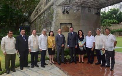 <p><strong>MARKER AT FORT ABAD.</strong> BSP Governor Benjamin Diokno <em>(center)</em>, flanked by some members of the Monetary Board and other officials, unveils a marker in historic Fort Abad inside the BSP Complex. The MB approved new risk management guidelines for investments, the BSP said on Friday <em>(July 26, 2019). (Photo courtesy of BSP)</em></p>