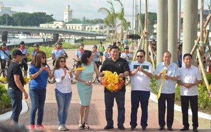 <p><strong>LONGER ESPLANADE.</strong> Senator Franklin Drilon (center), along with Senator Risa Hontiveros (to Drilon's right) and Iloilo local government officials, launches the new sections of the Iloilo River Esplanade at Muelle Loney St., Iloilo City on Saturday (July 27, 2019). The longest liner park in the country now covers 8.1 km., Drilon said. <em>(Photo courtesy of the Iloilo City Government)</em></p>