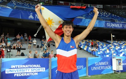 <p><strong>PHILIPPINE PRIDE. </strong>Ernest John Obiena holds the Philippine flag after winning the men's pole vault event in the recently-held Summer Universiade in Napoli, Italy.  Obiena's performance was a record-breaking one as he erased his previous national mark of 5.71 meters set during the Asian Athletics Championships in Doha, Qatar last April. <em>(Photo courtesy of Napoli Universiade)</em></p>