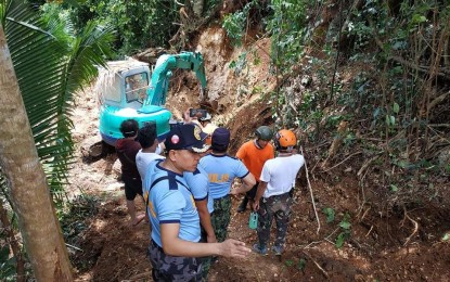 <p><strong>QUAKE VICTIM.</strong> Policemen lead the retrieval operations for the body of Edwin Ponce from a cave in Itbayat, Batanes on Monday (July 29, 2019). Ponce is the ninth recorded fatality in the earthquakes that hit Batanes on Saturday. <em>(Photo courtesy of PNP-Batanes)</em></p>