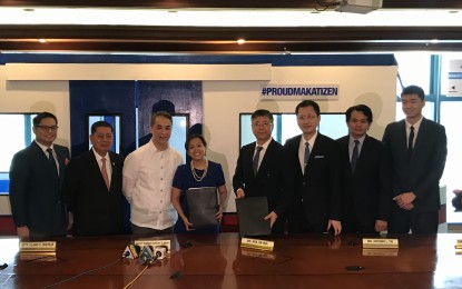 <p><strong>SUBWAY VENTURE.</strong> Makati City Mayor Mar-len Abigail “Abby” Binay (fourth from left), Philippine Infradev Holdings Inc. (Infradev) chair Ren Jinhua (fifth from left), Infradev president and chief executive officer Antonio Lee Tiu (sixth from left), along with other public and private officials show the recently signed joint venture agreement for a USD3.5-billion 10-station subway in Makati City on Tuesday (July 30, 2019).<em> (Photo by Raymond Carl Dela Cruz)</em></p>