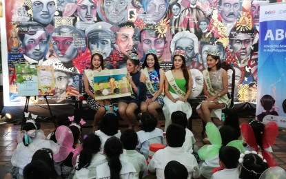 <p><strong>QUALITY EDUCATION.</strong> Ms. Philippines Earth Janelle Tee reads a story to a group of learners from Obando Elementary School. The storytelling session is part of the Advancing Basic Education in the Philippines project launch on Tuesday, (July 30, 2019.) <em>(Photo by Ma. Teresa Montemayor)</em></p>