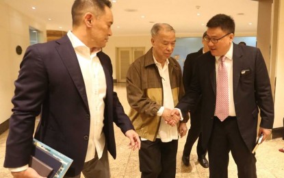 <p><strong>NEW PREXY.</strong> PAL chairman and CEO Lucio Tan (center) together with PAL vice chairman Bong Tan (left) and newly-appointed president and COO Gilbert Santa Maria (right). Santa Maria replaced Jaime Bautista who retired last month. <em>(Photo courtesy of Cielo Villaluna)</em></p>