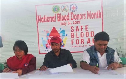 <p><strong>BLOOD PACT</strong>. Various stakeholders in Benguet have signed a memorandum of agreement with Red Cross-Benguet on Wednesday, supporting the drive to collect more blood. From left to right are Red Cross-Benguet Board of Director, Susan Atayoc, a representative of Atok municipality and Itogon Mayor Victorio Palangdan.<em> (PNA photo by Rithan Haize Dullona, OJT)</em></p>