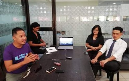<p><strong>URBAN FARMING.</strong> Joseph Montelibano (extreme left), founder and chief executive officer of Aloysius Worldwide, talks about the establishment of urban farming in Iloilo City during a press conference on Tuesday (July 30, 2019). Initially, they talked with six barangays and one school for the three-phased project. <em>(PNA photo by Perla G. Lena)</em></p>