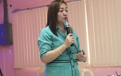 <p><strong>FEEDING PROGRAM. </strong>Marites Rabulan, Department of Education-Bicol nutritionist, explains to the media during a press conference in Legazpi City on Monday (July 29, 2019) the status of the school-based feeding program in the region. A total of 182,462 pupils from Kindergarten to Grade 6 in Bicol are recipients of the 2019-2020 feeding program for 120 days. <em>(PNA photo by Connie Calipay)</em></p>