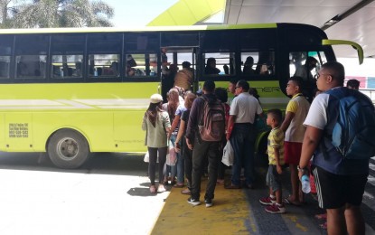 <p><strong>COMPLAINT DISMISSED.</strong> Passengers board Vallacar Transit Inc.’s Ceres Liner bus at the Bacolod North Terminal. The National Labor Relations Commission in Bacolod City has dismissed the complaint of unfair labor practice filed by one of the owners, Roy Yanson, against the bus company’s four union leaders. <em>(PNA Bacolod file photo)</em></p>