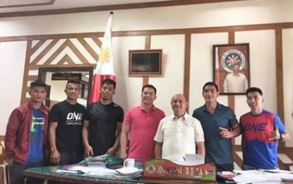 <p><strong>COURTESY CALL</strong>. The five Team Lakay members led by coach Mark Sangiao (4th from left) pay Benguet Gov. Melchor Diclas (3rd, right) a courtesy call on July 29 before leaving for Manila for the ONE Dawn of Heroes event on Friday evening at the Mall of Asia. From left: Danny Kingad, Eduard Kelly, Honorio Banario, Mark Sangiao, Benguet Gov. Melchor Diclas, Eduard Folayang and Geje Eustaquio. <em>(Photo courtesy of Team Lakay)</em></p>