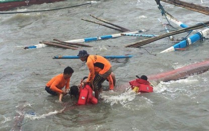<p><strong>RETRIEVAL OPERATION.</strong> Search and rescue personnel retrieve the body of a passenger of one of three capsized motorboats, near the Dumangas port between Iloilo and Negros Occidental on Sunday (Aug. 4, 2019). The vessels capsized off Iloilo Strait amid inclement weather on Saturday. <em>(Photo courtesy of Office of Civil Defense-Western Visayas)</em></p>
