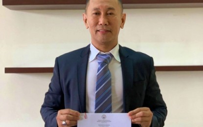 <p><br /><strong>MAGUINDANAO NORTH.</strong> Maguindanao (2nd District) Rep. Esmael Mangudadatu holds a copy of his bill (House Bill 3054) that seeks to divide the whole province of Maguindanao into two. The lawmaker filed the bill on Monday, July 5, 2019. <em>(Photo courtesy of Maguindanao Rep. Esmael Mangudadatu</em>)</p>