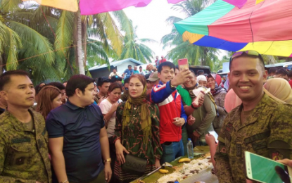 <p><strong>RELIEF MISSION.</strong> Maguindanao Governor Bai Mariam Mangudadatu (center) prepares for a “boodle fight” with soldiers and local leaders as actor Robin Padilla takes a group photo with internally displaced persons following a relief undertaking in Shariff Saydona Mustapha, Maguindanao on Monday (Aug. 5, 2016). <em>(Photo courtesy of the Army's 33IB)</em></p>