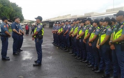 <p><strong>COPS FOR SECURITY.</strong> Col. Jaime Santos (2<sup>nd</sup> from left), chief of PNP SOSIA Enforcement Management Division, with the policemen deployed to temporarily secure the Vallacar Transit Inc. main office compound in Barangay Mansilingan, Bacolod City starting Tuesday afternoon. <em>(Photo courtesy of Raquel Gariando)</em></p>
<p>  </p>