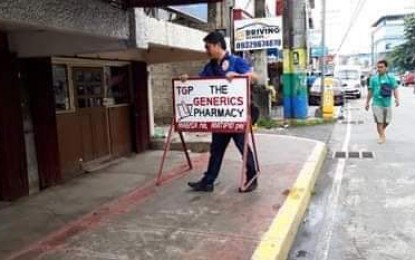<p><strong>ROAD CLEARING OPERATION</strong>. Public Order and Safety Office chief Robert Christopher Erfe-Mejia led the road-clearing operations in the city, as he personally removed the obstructions on Thursday (August 1, 2019). The city government of Dagupan, through its POSO, complies with President Rodrigo Duterte's directive to remove all obstructions in the roads. (<em>Photo courtesy of Robert Erfe-Mejia's Facebook account)</em></p>