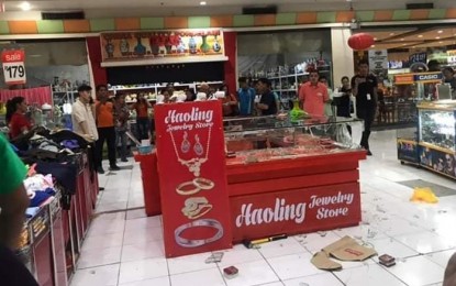<p><strong>ROBBERY.</strong> One of the two jewelry stores robbed by nine armed men inside the Gaisano Grand Mall in Bacolod City on Wednesday night (August 7, 2019). A “martilyo gang” from Ozamiz City is believed to have perpetrated the crime, police said.  <em>(Photo courtesy of Jill Legislador)</em></p>