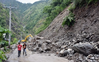 <p><strong>KENNON LANDSLIDE</strong>. Despite the danger of a landslide along a portion of Kennon Road in Barangay Camp 6, Sitio Camp 5, Tuba, Benguet, residents from the nearby barangays of Camp 4 to Camp 1 cross the landslide affected area to transfer to vehicles waiting on the other side of the road en route to Baguio City. The Cordillera Regional Disaster Risk Reduction Management Council has recommended the total closure of Kennon Road to traffic for safety reasons. <em>(Photo courtesy of Redjie Melvic Cawis/ PIA-CAR)</em></p>