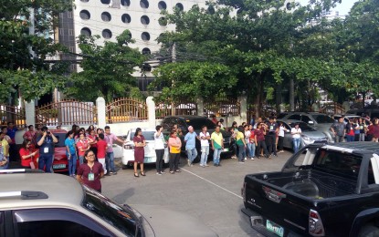 <p><strong>4 O'CLOCK HABIT.</strong> Employees of the Department of Health (DOH) in Central Visayas assemble outside the regional office to kick off the "Sabayang 4 O'clock Habit para Deng-Get Out" program on Wednesday (Aug. 7, 2019). DOH Secretary Francisco Duque III declared a national dengue epidemic on Aug. 5 and ordered the simultaneous conduct of the 4 o'clock Habit nationwide. <em>(Photo by Luel Galarpe)</em></p>