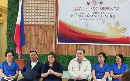 <p><strong>ORIENTATION.</strong> Executives of the National Economic Development Authority-Western Visayas led by Regional Director Ro-Ann Bacal (3rd from left) during the open forum of the NEDA and Regional Development Council Briefings for newly elected officials in Negros Occidental held at Capitol Social Hall in Bacolod City on Thursday (August 8, 2019). The feasibility study for the Panay-Guimaras-Negros Island Bridges Project is in the final stage of completion and scheduled for presentation by the end of the year, NEDA said. <em>(PNA photo by Nanette L. Guadalquiver)</em></p>