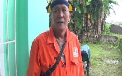 <p><strong>ANTI-DENGUE DRIVE.</strong> Barangay chairman Hector Forbes of Sta. Lucia, Samal, Bataan, leads a cleanup drive at the Samal South Elementary School to destroy breeding sites of mosquitoes on Saturday (Aug. 10, 2019.) Forbes said the cleanup will be conducted every Saturday and Sunday to maintain the dengue-free status of their village. <em>(Photo by Ernie Esconde)</em></p>