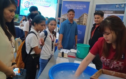 <p><strong>SCI-TECH CARAVAN.</strong> Students and a teacher from Bayambang town watch as one of the exhibitors in the Science and Technology Caravan showcases their technology. The caravan runs from August 13-16, 2019, which also includes technology talks and livelihood trainings for the residents of Bayambang. <em>(Photo by HIlda Austria)</em></p>