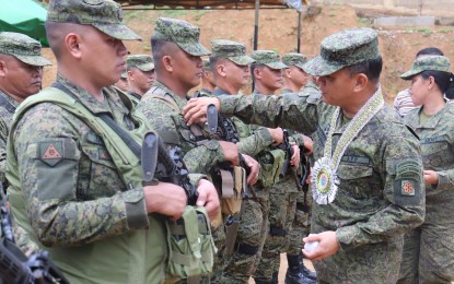 <p><strong>SOLDIERS' READINESS.</strong> Maj. Gen. Pio Diñoso III, commander of the Army's 8th Infantry Division, checks the readiness of soldiers during a visit at the camp of the 20th Infantry Battalion based in Northern Samar.  Diñoso on Wednesday (August 14, 2019) asked the people of Samar to revive the spirit of bravery as they join the government to end the insurgency problem. <em>(Photo courtesy of the 20th Infantry Battalion)</em></p>