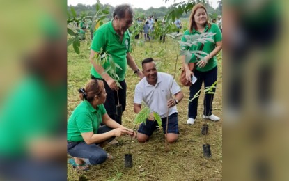 <p><strong>1.5K TREES FOR BATAAN.</strong> Barangay chairman Marcialito Balan (in white shirt) of Alion, Mariveles, Bataan, leads a tree planting activity in the upland village on Wednesday (August 14, 2019). With him are some members of the Lion's Club in the town.<em> (Photo by Ernie Esconde)</em></p>