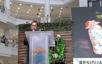 <p><strong>REDUCING POLLUTION.</strong> Environmental Management Bureau (EMB-7) Regional Director William Cuñado delivers his message during the 4th Solid Waste Management Summit and Expo 2019 at the Ayala Center Cebu on Wednesday, Aug 14, 2019. Cuñado cited the role of the local government units in the efforts of the government to reduce pollution through proper waste management.<em> (PNA photo by John Rey Saavedra)</em></p>