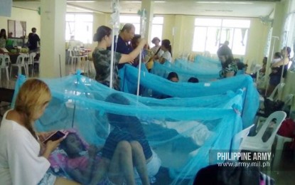 <p><strong>BATTLE VS. DENGUE. </strong>Personnel from the Army General Hospital assist medical personnel and  civilian nurses and doctors in attending to the needs of dengue patients in Iloilo City. The Department of Health (DOH) earlier declared a national epidemic due to the rising number of dengue cases in the country.<em> (Photo courtesy: Office of the Army Chief Public Affairs)</em></p>