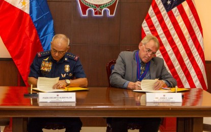 <p><span style="font-weight: 400;">PNP Chief, Gen.</span><span style="font-weight: 400;"> Oscar Albayalde (left) and US Embassy in Manila Deputy Chief of Mission John Law (right). <em>(Photo courtesy: US Embassy in Manila)</em></span></p>