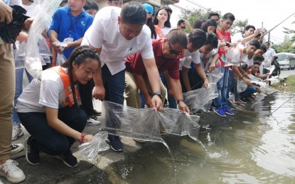 <p><strong>MOSQUITO FISH</strong>. Dagupan City mayor Marc Brian Lim (second from left) and Dr. Westly Rosario (third from left), and members of the Manlingkor Ya Kalangweran, disperse mosquito fish in Barangay Pogo Grande, Dagupan City on Thursday (Aug. 15, 2019). The ongoing dispersion is part of the city's anti-dengue drive. <em>(Photo by Liwayway Manantan Yparraguirre)</em></p>
