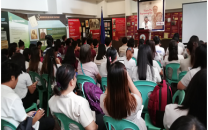 <p><strong>LECTURE SERIES.</strong> Dr. Victor Emmanuel Carmelo “Vim” Nadera Jr., of the University of the Philippines holds a lecture on “Uicain Mo, Naquiquinig Aco (You Talk, I Listen): A Lecture on 19th Century Tagalog” at the Museo ni Jose Rizal sa Calamba in Laguna. The lecture series is hosted by the National Historical Commission of the Philippines for the twin observance of August as history and national language month. <em>(Photo by Saul E. Pa-a)</em></p>