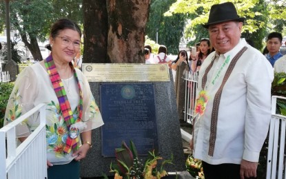 <p><strong>HISTORICAL MARKER.</strong> Komisyon sa Wikang Filipino Chairman Virgilio Almario and Bacolod City Councilor Anna Marie Palermo lead the unveiling of the marker of the Tindalo tree planted by former President Manuel L. Quezon at the public plaza during Bacolod’s inauguration as a chartered city October 19, 1938, in a ceremony held on Monday. The occasion marked the commemoration of Quezon’s 141st birth anniversary.<em> (PNA photo by Nanette L. Guadalquiver)</em></p>