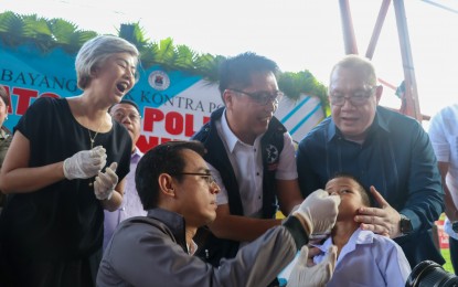<p><strong>ANTI-POLIO DRIVE. </strong>Officials from the Department of Health and the city government of Manila lead the mass vaccination against polio at Barangay 393 in Manila City on Monday (August 19, 2019). The event is in line with the DOH's synchronized polio vaccination campaign to keep Philippines polio-free. <em>(Photo courtesy of United Nations International Children's Emergency Fund Philippines)</em></p>