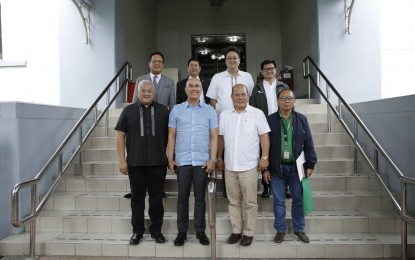 <p><strong>PARTNERS FOR DEVELOPMENT.</strong> Clark Development Corporation (CDC) president and CEO Noel Manankil (2nd from left, 2nd row) joined CDC Director Edwin Rodriguez, CDC Director Nestor Villaroman, Jr., Porac Mayor Jaime Capil, Angeles City Mayor Carmelo Lazatin, Jr., Mabalacat City Mayor Crisostomo Garbo, Capas, Tarlac Mayor Reynaldo Catacutan and Bamban, Tarlac Municipal Administrator Carlito Policarpio in a photo opportunity  after the meeting  on Monday (Aug. 19, 2019) of  the Metro Clark Advisory Council in Clark. Members of the Metro Clark Advisory Council (MCAC) are pushing for more flights between this Freeport and General Santos City (GenSan) to create opportunities for investments, trade, and tourism for both areas. <em>(Contributed Photo)</em></p>