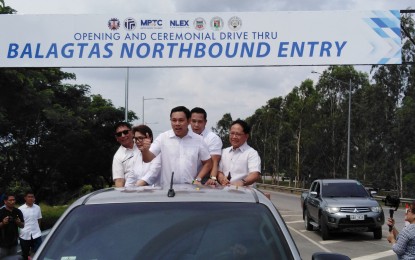 <p><strong>BALAGTAS NORTHBOUND ENTRY.</strong> DPWH Secretary Mark Vilar (center) leads the inaugural drive-thru for the opening of the 600-meter Balagtas northbound entry in Balagtas, Bulacan on Tuesday (August 20, 2019). The new road project would give a faster and more convenient travel in Bulacan up to the Central and Northern Luzon. <em>(Photo by Manny Balbin)</em></p>
<p> </p>