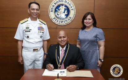 <p><strong>'BATO' VISITS PH NAVY. </strong>Senator Ronald "Bato" dela Rosa poses for a photo opportunity with Navy flag-officer-in-command (left), Vice Admiral Robert Empedrad during his visit to the Philippine Navy headquarters in Manila on Monday (August 19, 2019). The senator, who is former Philippine National Police chief and Bureau of Corrections director general, vowed support for the ongoing modernization of the Philippine Navy. <em>(Photo courtesy: Naval Public Affairs Office)</em></p>
